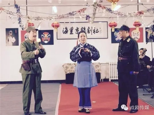 京剧忠实观众一个接一个走进选民的世界
