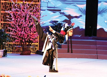 “小北京大赛”的50多名获胜者共同表演了“小青春版”京剧“孟凡”逸夫舞台
