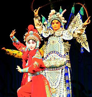 著名京剧艺术家孟广禄、叶少兰和迟小秋在中秋节表演
