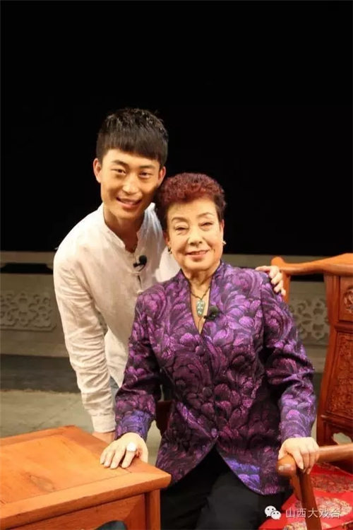 晋剧男旦卢华廷与王爱爱师徒合影