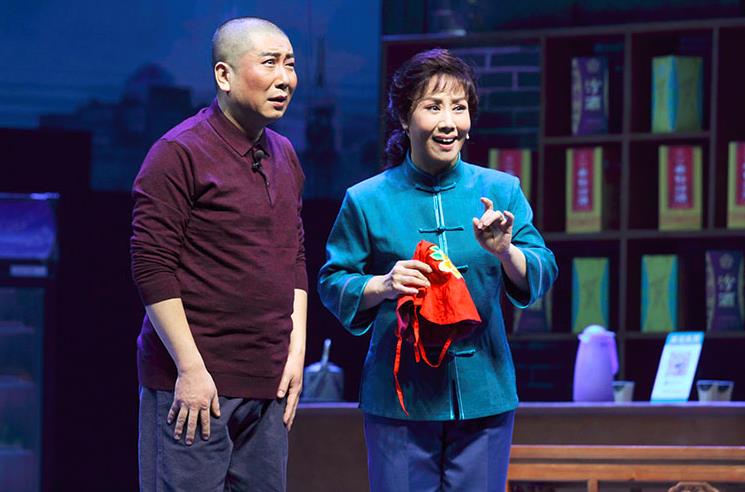 凤凰于飞和强明在金曲《奇峰街》的春风中起舞，踏上征程
