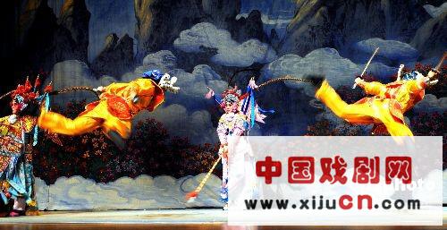 齐方舒京剧团在美国庆祝成立20周年。齐方舒京剧团正在“世界舞台系列”演出(照片)
