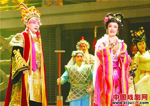 由天津青年京剧团的许多艺术家联合演出的大型交响京剧《郑和下西洋》在京剧节上演。
