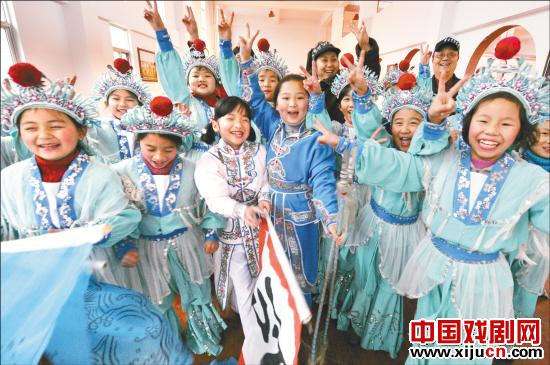中央电视台特别录制了学生们表演的儿童京剧《小母牛》。
