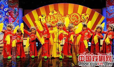 滦南县平剧演员在中央电视台第11频道的《快乐花园》中表演了他们的技巧。
