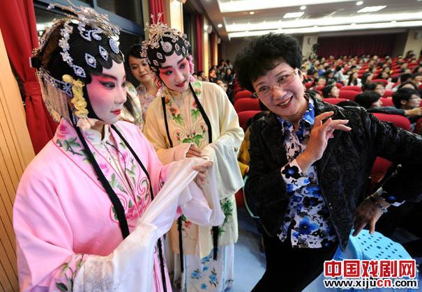 南京东南大学创办的学生戏剧社——黄孝慈“小池戏剧社”成立
