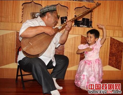 唱京剧的维吾尔叔叔:梅米蒂·伊纳普
