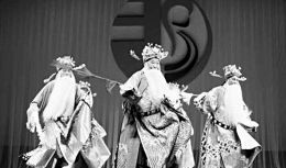 为了晋剧传承，武忠（中）经常和弟子同台切磋技艺