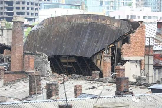 哈尔滨100多年老评剧院昨天在雨中坍塌