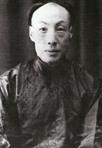 京剧大师巧妙应对“舞台事故”
