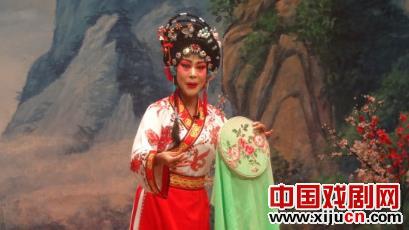 金歌剧《梨花之恋》在下千木坪庙会上演
