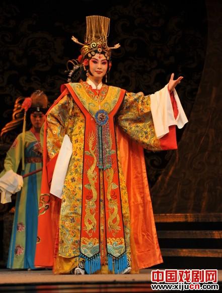一部新的大型京剧历史剧《紫袍的故事》即将在梅兰芳大剧院上映。
