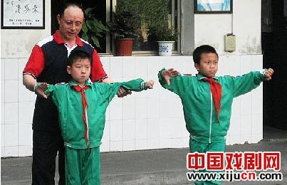 京剧《孙悟空》史万兴在小学校园教京剧。
