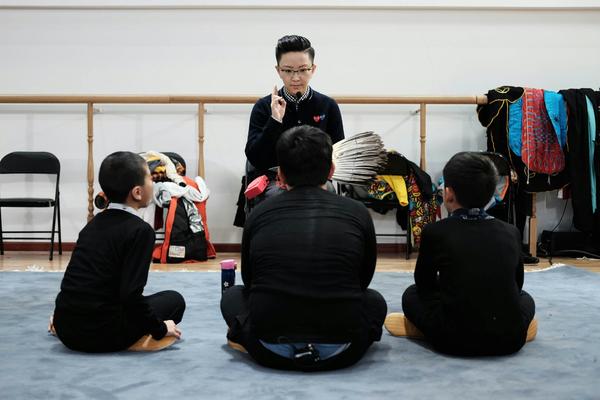 王佩瑜向孩子们展示京剧《表情包》

