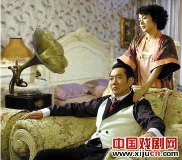 韩星和蔡琰在冬天扮演著名的京剧演员
