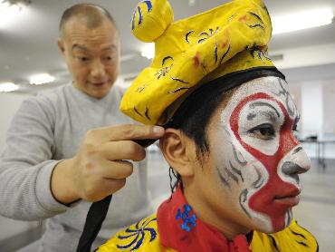日本大学生表演京剧
