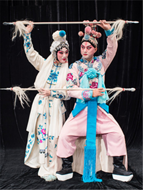 京剧折纸戏《倪虹关》、《卖水》和《九龙杯》在梅兰芳大剧院上演。
