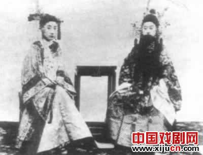 1906年8月4日，京剧剧本第一次编辑出版了《京都三清班真正的京腔全集》
