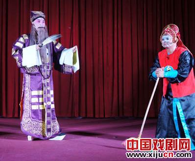 海南京剧迷以“校园秀”庆祝五四青年节
