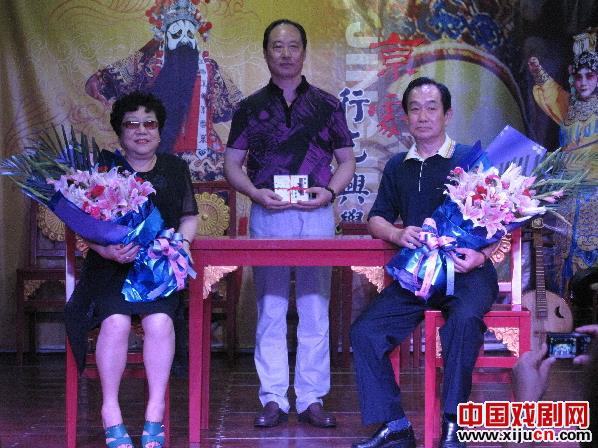 上海歌剧院的“阿虎”李守诚接受北京胡名票李平为研究员
