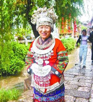 85岁的李进荣把京剧带到印度尼西亚学生的课堂上，并成立了当地第一个儿童京剧剧团的“天才祖母”。
