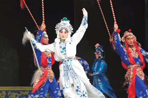 “张丁火热”席卷美国，欢迎继著名京剧大师梅兰芳之后的第二位中国京剧表演艺术家。
