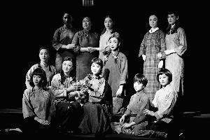 新的现代京剧《沐浴在火中的黎明》尤其引人注目。
