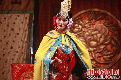 陈洁在电视剧《莲花》中扮演著名的京剧人物朱熹
