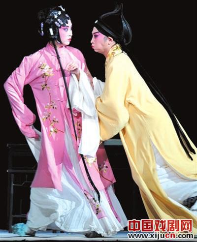 重新排版和评论戏剧《马寡妇开店》在北京上演
