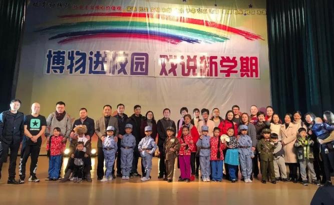 京剧已经进入校园，甚至有更多的小演员在舞台上表演京剧。
