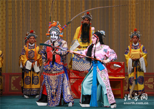 天津京剧院举办了一系列梅花获奖者的表演
