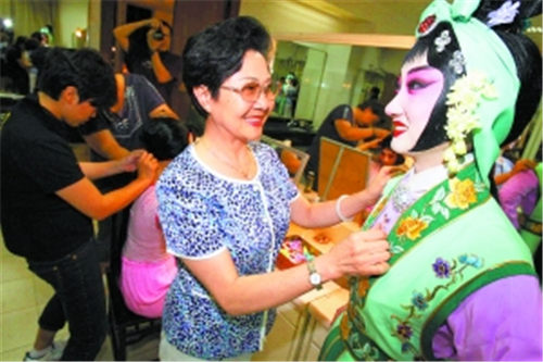 “三打陶三春”笑声掌声雷动
