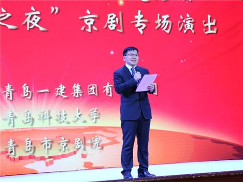 “高雅艺术走进校园”的主题活动和“青岛第一建筑之夜”的京剧表演震惊了大学生。
