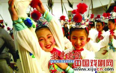 京剧正在慢慢渗透校园。
