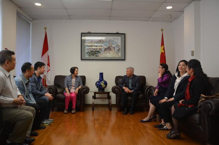 总领事王馨平会见北京京剧团
