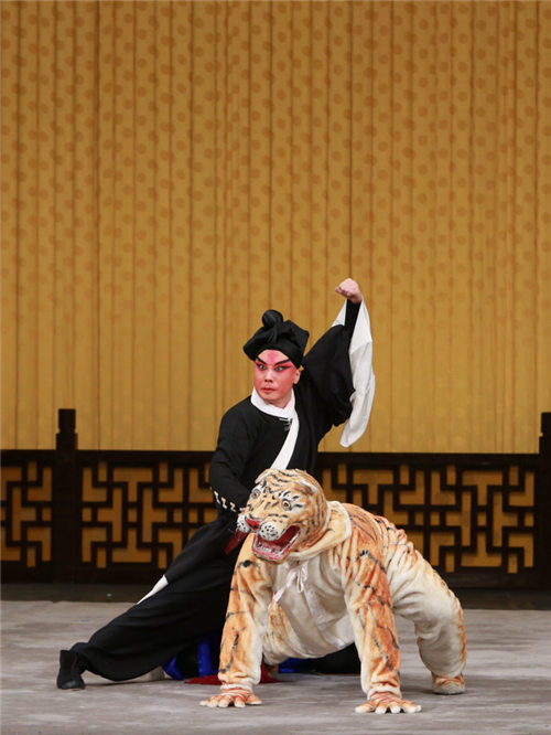 京剧《武松》李哲饰演武松 董欢饰演虎形 朱何吉饰演武大郎