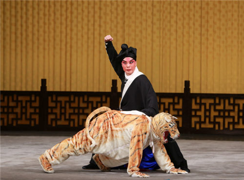 京剧《武松》李哲饰演武松 董欢饰演虎形 朱何吉饰演武大郎
