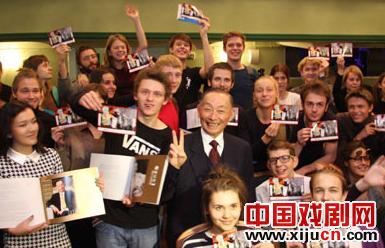 梅葆玖先生为俄罗斯戏剧院学生做完讲座后，学生与其合影