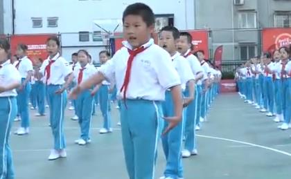 成千上万的人一起唱京剧
