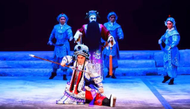天津京剧新武戏《地青》在京剧舞台上展示龙马精神
