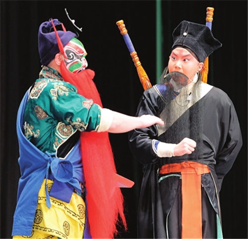 《名传》表演京剧和昆曲
