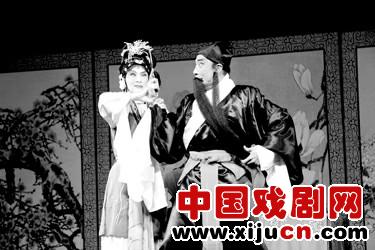 香港京昆剧院和上海青年京昆剧团的京剧《武龙苑》在逸夫舞台上揭幕。
