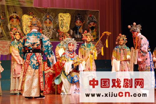 兵团京剧爱好者协会和兵团雪莲京剧团参观石河子大学
