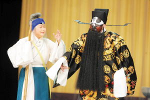 天津青年京剧团上演了《泗州市》、《遇见皇后》和《龙袍》等经典戏剧
