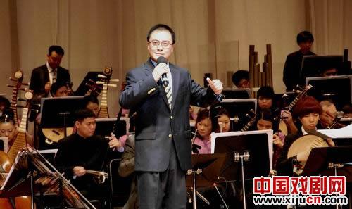 在新加坡，中乐团上演了两部大型京剧剧目《京剧集锦》
