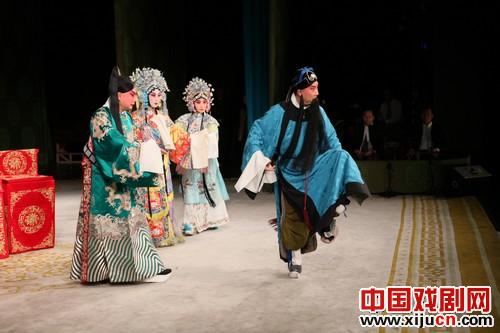 国家京剧剧院的一个代表团在台北表演了优秀的传统戏剧《赵氏孤儿》。
