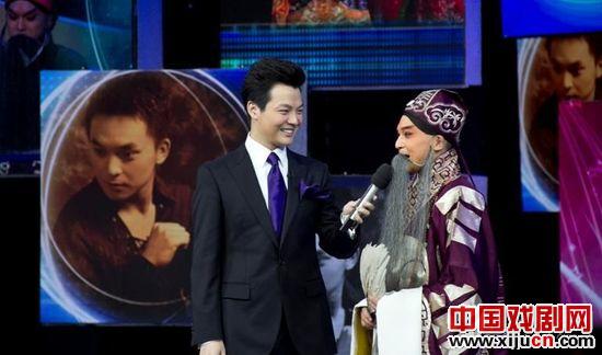 主持人与参赛选手现场互动。