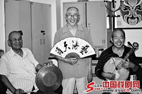 84岁的京剧业余爱好者李逢春在人民大会堂演唱京剧。
