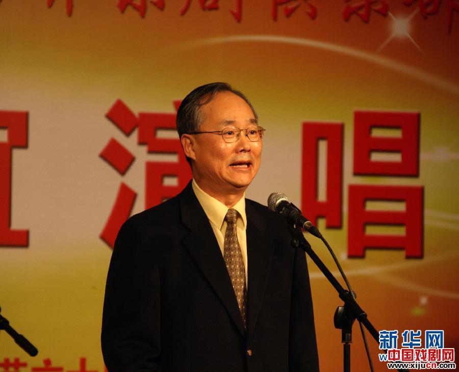 12月11日，外交部京剧协会、新闻界京剧俱乐部迎新年联谊演唱会在京举行。这是著名京胡演奏家李门（右）在联谊会上演奏京胡乐曲《喜盈门》。新华社记者李鹏摄