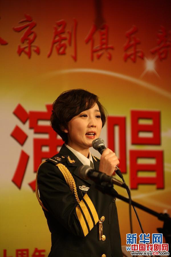 12月11日，外交部京剧协会、新闻界京剧俱乐部迎新年联谊演唱会在京举行。这是著名京胡演奏家李门（右）在联谊会上演奏京胡乐曲《喜盈门》。新华社记者李鹏摄